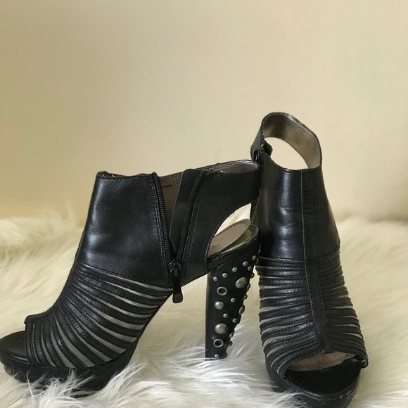 🚨 Booties Alert 🚨 - Picture 2 of 4